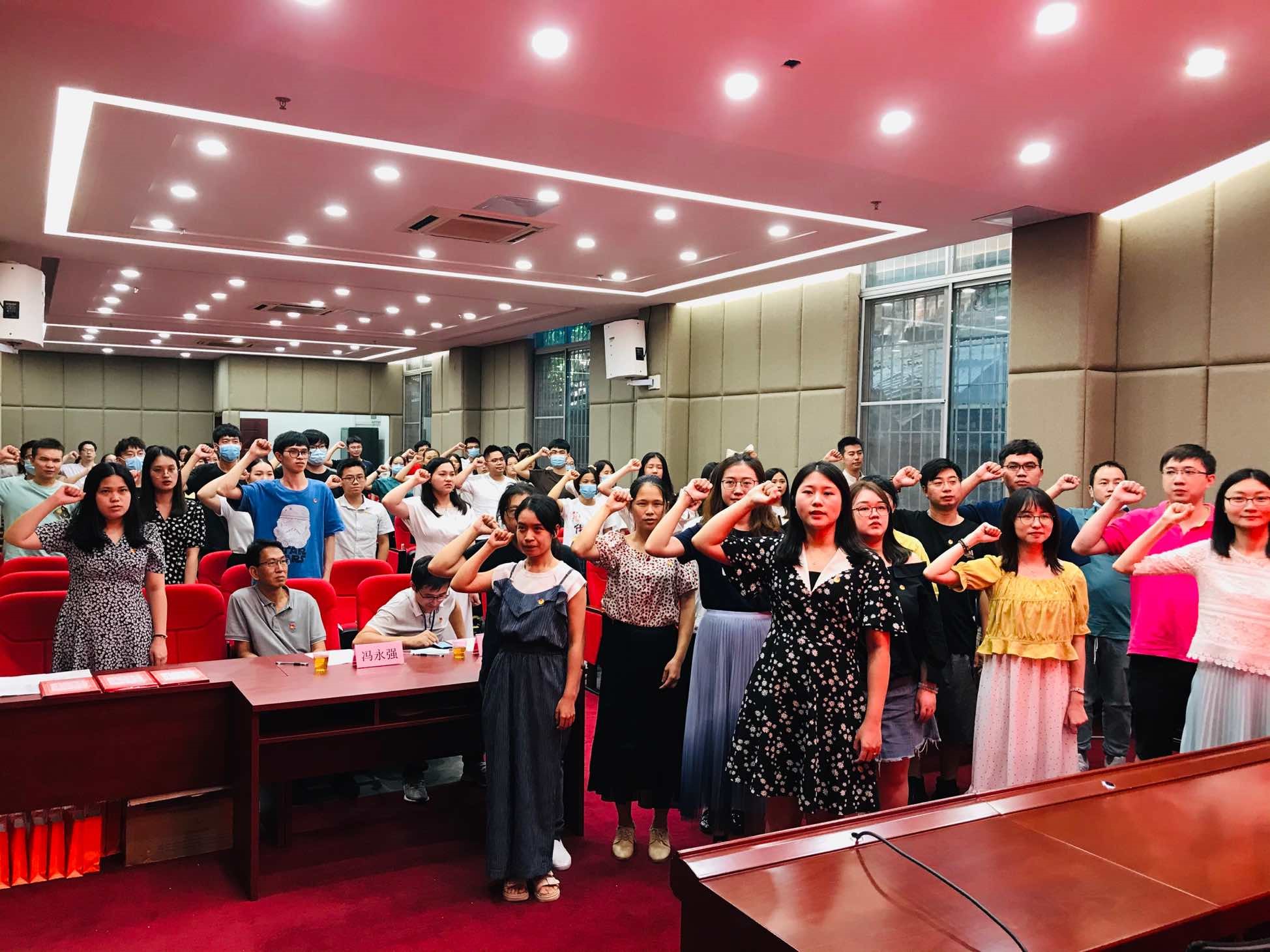 白云山6008集团官方网站公司团委举行“重温革命历史·传承斗争精神”主题团日活动暨五四表扬及超龄团员离团仪式