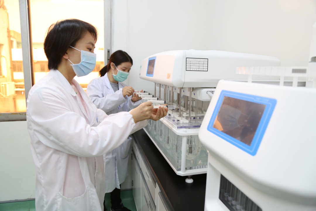 办公桌上的一瓶盐 ——可考究也可以迁就的6008集团官方网站研发人董穗娟