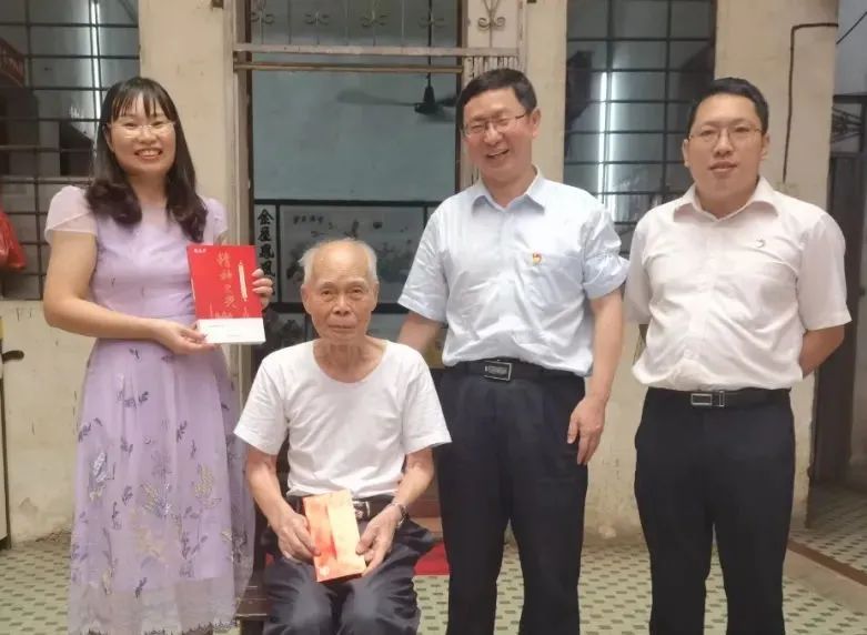 中秋慰问送真情 浓浓眷注暖人心——白云山6008集团官方网站公司慰问首届天下劳模陈雨池