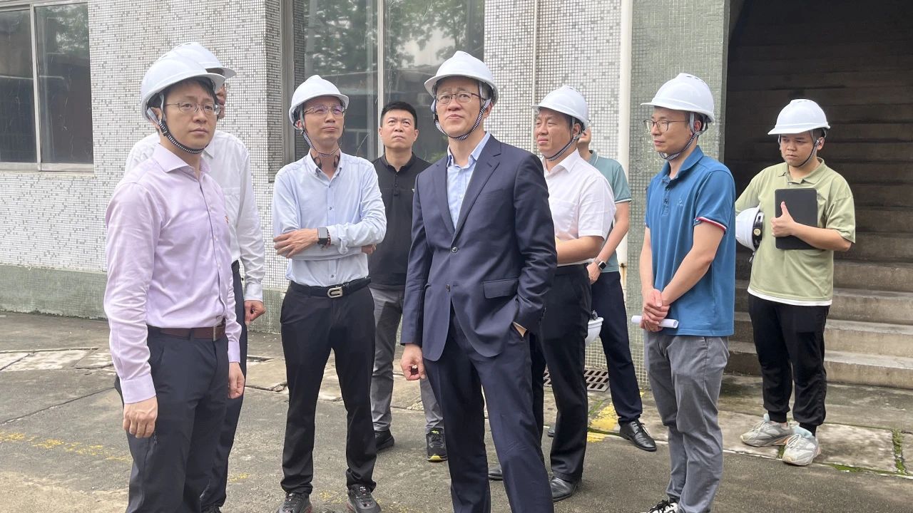 “五一”节前，，，广药集团党委副书记、副董事长、总司理杨军带队到白云山6008集团官方网站公司开展清静检查事情